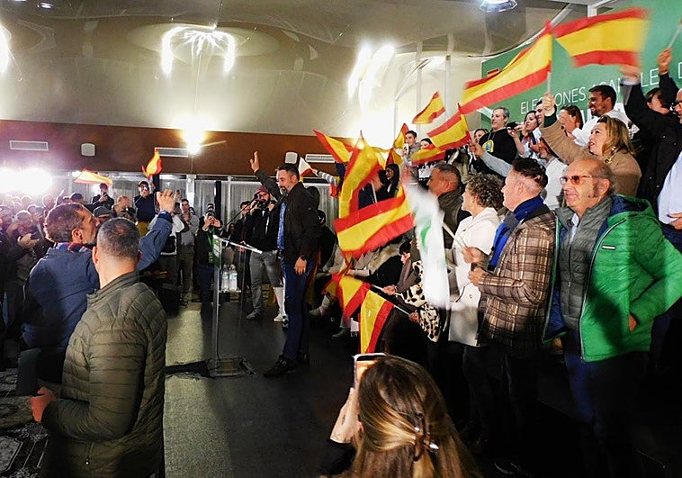 VOX reparte críticas para el «bipartidismo corrupto» y para María Guardiola por «robarnos el cambio»